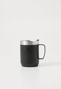 Tasse en acier inoxydable noir avec un couvercle métallique argenté, dotée d'une poignée robuste et du logo "STANLEY" en relief sur le côté.