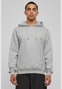 Grijze hoodie met een voorzak, trekkoord bij de hals en ribgebreide manchetten, gemaakt van een zachte, textuurstof.