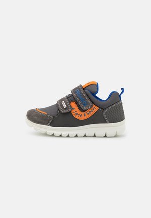 Baskets de sport pour enfant gris et noir avec des accents orange et bleu et deux bandes velcro sur fond blanc.