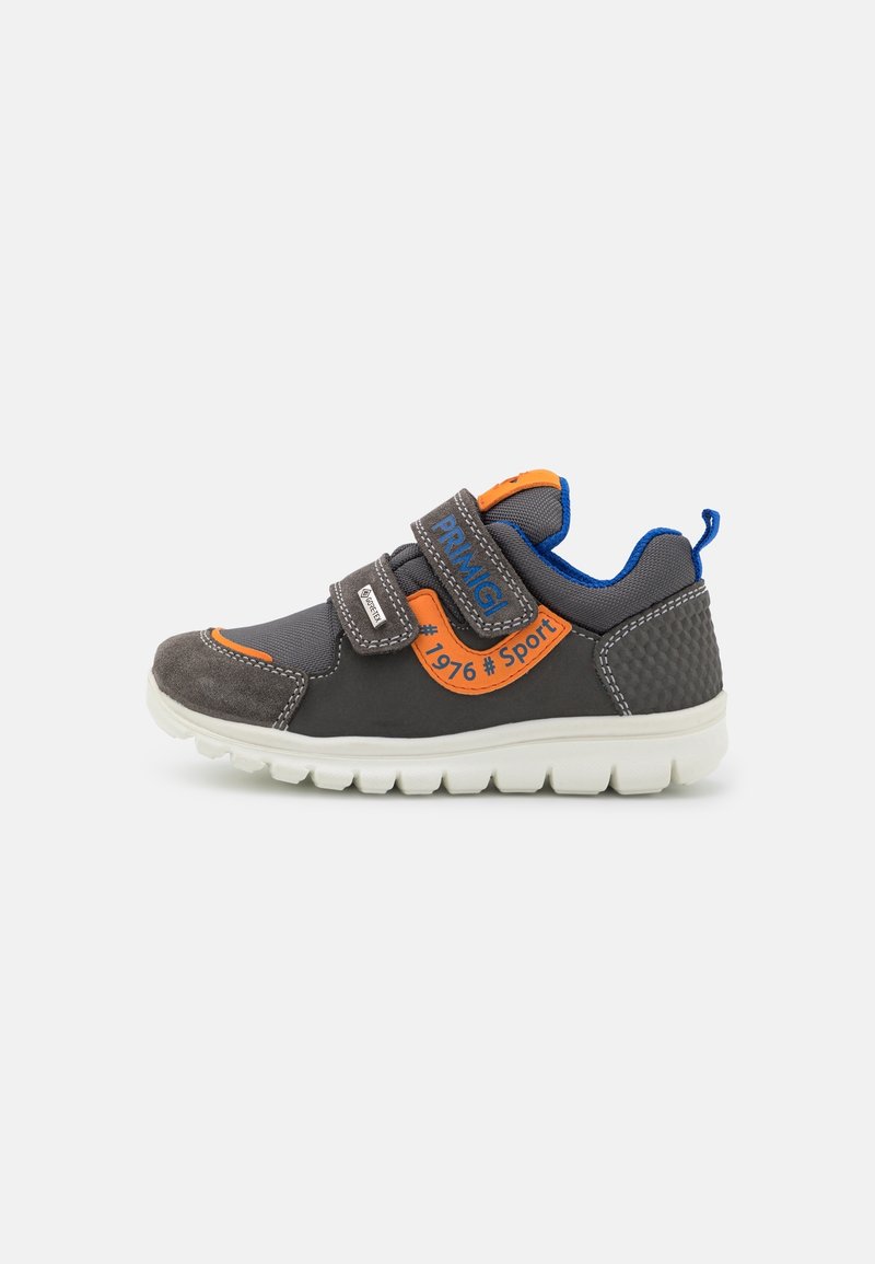 Baskets de sport pour enfant gris et noir avec des accents orange et bleu et deux bandes velcro sur fond blanc.