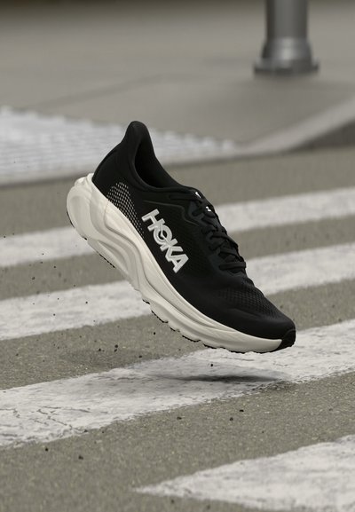 HOKA ARAHI 9