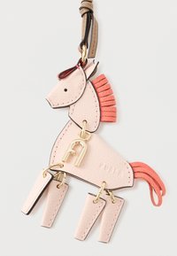 Vaaleanpunaisesta nahasta valmistettu hevosen muotoinen avaimenperä, jossa on teksturoitu pinta, punainen harja, kultaiset yksityiskohdat ja kolme roikkuvaa jalkaa.