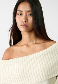 Stradivarius EXPOSED SHOULDER - Jumper - white