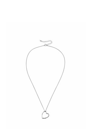 Collier délicat en chaîne d'argent avec un pendentif ouvert en forme de cœur et un fermoir réglable sur fond blanc.