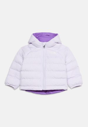 Doudoune lilas clair pour tout-petit avec capuche et fermeture éclair devant, montrant un design matelassé et une doublure violet foncé à l’intérieur de la capuche et de l’ourlet.