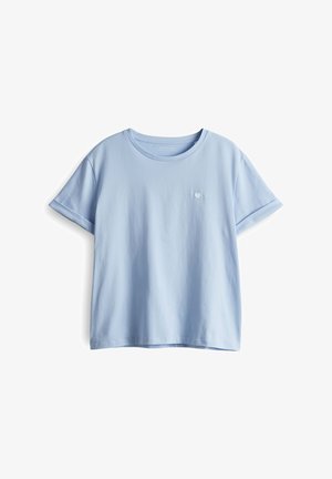 Maglietta in cotone azzurro chiaro con scollo rotondo, maniche corte e un piccolo ricamo a forma di cuore sul lato sinistro del petto. Tessuto morbido e vestibilità rilassata.
