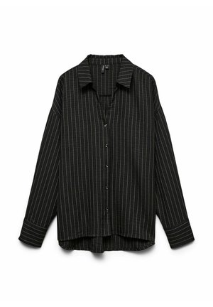 Chemise noire à manches longues avec fines rayures verticales blanches, fermeture boutonnée sur le devant, col, et ourlet arrière légèrement plus long.