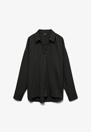 Chemise noire à manches longues avec fines rayures verticales blanches, fermeture boutonnée sur le devant, col, et ourlet arrière légèrement plus long.