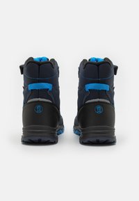 Dunkelblaue Wanderschuhe mit schwarzen Akzenten, ausgestattet mit einem gepolsterten Schaft, blauen Schnürsenkeln und einer strukturierten Gummisohle für besseren Grip.