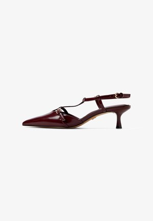 Bordeaux patentlæder slingback sko med spids tå, T-strop design, dekorativt guld accent og en lav, flared hæl.