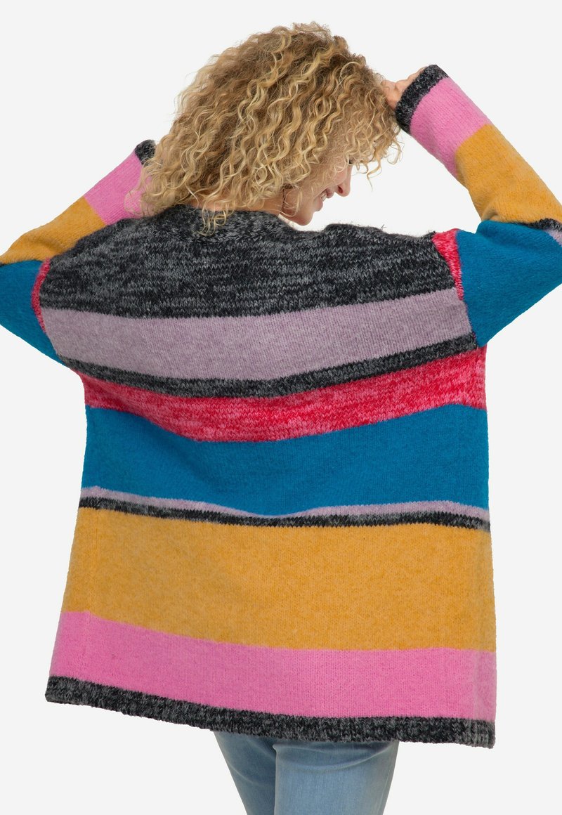 Flerfärgad stickad tröja med horisontella ränder i rosa, blått, gult, grått och rött; avslappnad passform med mjuk textur.