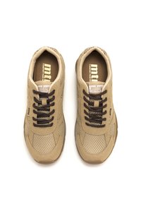 Un paio di sneaker casual beige e marroni con lacci, realizzate con pannelli in rete e suede, vista dall'alto su uno sfondo bianco.