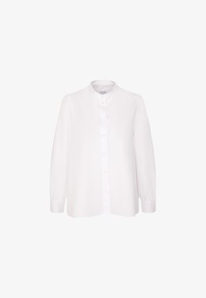 Biała koszula z długim rękawem, z wysokim kołnierzem i zapinana na guziki. Wykonana z gładkiego materiału, ma marszczone mankiety i luźny krój.