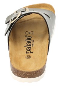 Infradito sintetiche grigie con un design a due cinturini e una fibbia metallica, una soletta contornata color marrone e una suola in gomma bianca. Logo "Palado" visibile.