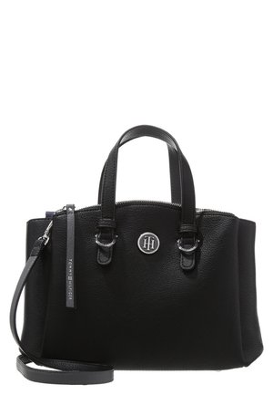 Czarna skórzana torba Tommy Hilfiger z podwójnymi uchwytami, odpinanym paskiem na ramię, zamkiem błyskawicznym i srebrnym emblematem logo z przodu.