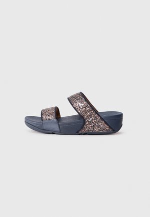 Chinelas azuis com duas alças brilhantes, uma palmilha texturizada e uma sola acolchoada para conforto. Design minimalista com pormenores subtis.