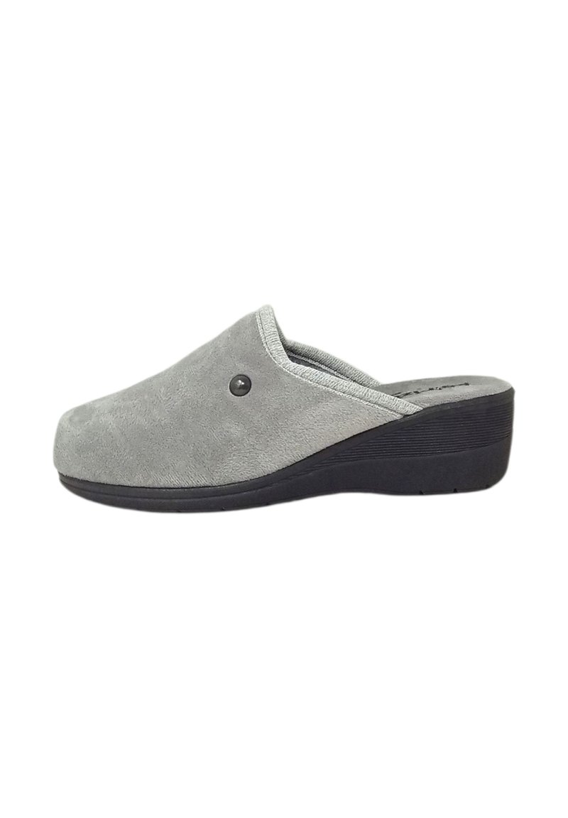 Zoccolo in suede grigio con tacco a wedge nero basso, punta arrotondata e decorazione con bottone nero. Texture morbida, design aperto sul retro.