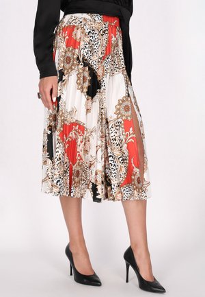 Gonna plissettata con una stampa floreale e animale multicolore che presenta tonalità di rosso, nero, bianco e oro. Il materiale sembra leggero e fluido.