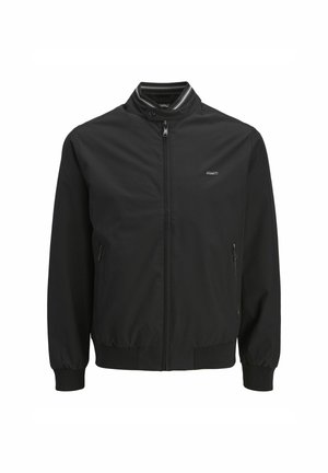 Melns vieglais mētelis ar augstu apkakli, priekšējo rāvējslēdzēju, elastīgām aprocēm un sānu kabatām. Gluda tekstūra un minimāls dizains.