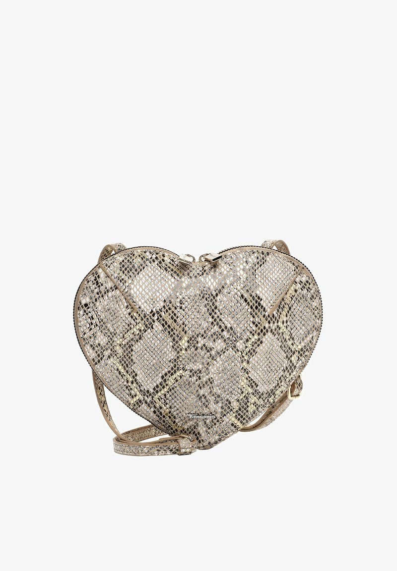 Bolso bandolera con forma de corazón, patrón de piel de serpiente en tonos beige y marrón, y correa ajustable para el hombro.
