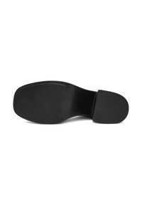 Czarna podeszwa buta z kwadratowym noskiem i teksturowanymi strefami chwytowymi z przodu oraz na pięcie, zaprezentowana na białym tle.