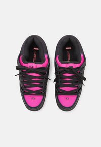 Globe FUSION - Skate shoes - black/pink