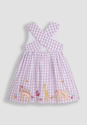 Paarse gingham jurk met een cross-back ontwerp en geborduurde dieren aan de zoom, benadrukt door bloemdetails en geschulpte randen.