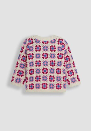 Horgolt kardigán négyzetmintákkal piros, rózsaszín és kék színekben, krémszínű háttéren; hosszú ujjakkal és kerek nyakkivágással.