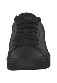 Zapatillas deportivas negras de cuero sintético. Tienen un perfil bajo, suela plana y cordones tradicionales con costuras reforzadas.