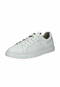 Witte sport sneaker met glad leer en mesh panelen, ronde neus, platte veters en een gestructureerde rubberen zool met groeven.