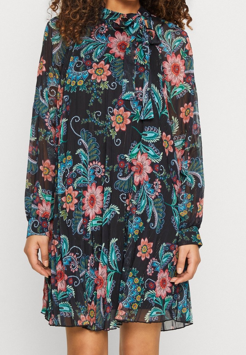 Svart blommig klänning med långa ärmar, utsmyckad med färgglada blommönster i rosa, blått och grönt. Inkluderar en knytning vid halsen.