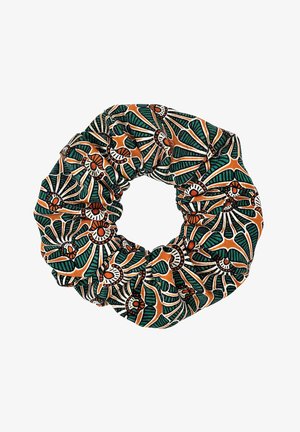 Materiałowa gumka do włosów z wyrazistym, zielonym, pomarańczowym i białym abstrakcyjnym kwiatowym wzorem ułożonym w kształt koła.