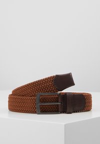 Cinturón textil trenzado marrón con un extremo y hebilla de cuero marrón oscuro, que presenta una textura tejida y una hebilla de metal rectangular.