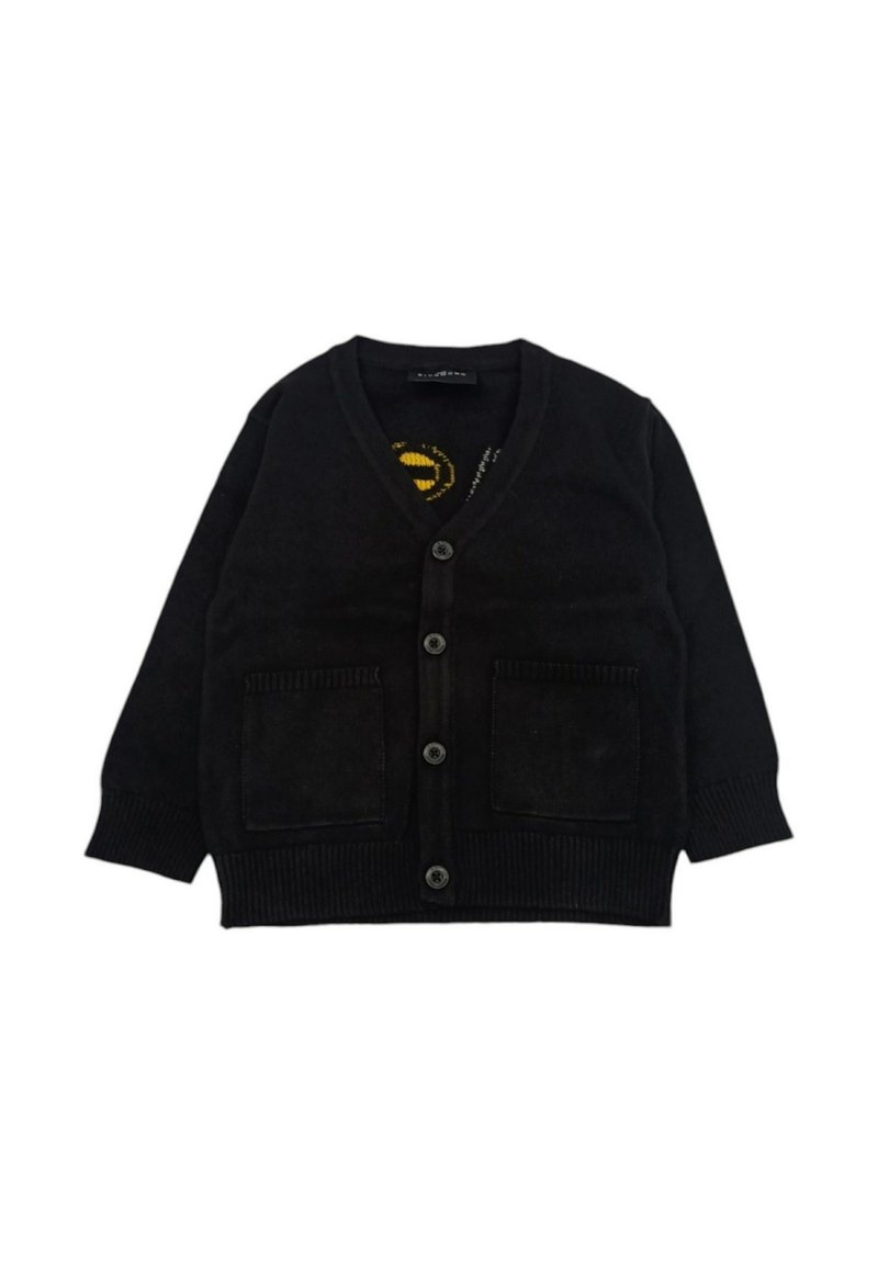 Cardigan nero con scollo a V, chiusura frontale a bottoni, due ampie tasche a toppa e polsini a coste. Texture morbida con dettagli minimi.