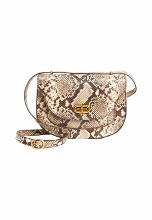 Sac bandoulière marron et beige à motif peau de serpent avec un fermoir doré et une bandoulière réglable avec boucle.