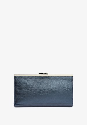 Mörkblå clutch i slät läder, med en glänsande silvermetallram och lås. Den har en rektangulär form med minimal textur.
