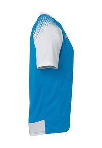 Maillot de sport bleu avec des manches courtes blanches, présentant un motif texturé sur l'épaule. Fabriqué en matériau léger et respirant.
