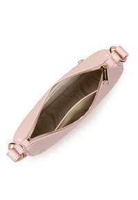Pochette bracelet en cuir rose pâle avec fermeture éclair dorée partiellement ouverte, affichant un intérieur en tissu beige avec une petite poche interne.
