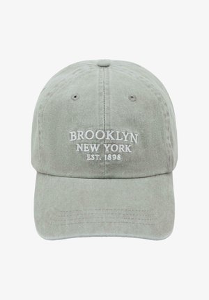 Cappellino da baseball grigio chiaro con testo ricamato bianco "BROOKLYN NEW YORK EST. 1898" al centro davanti.