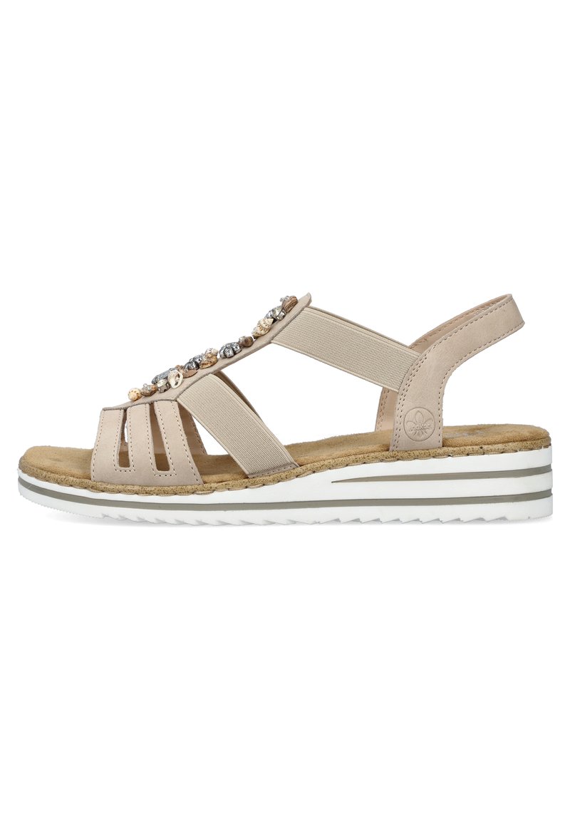 Sandali beige con cinturini elasticizzati, decorati con perline, dotati di una soletta imbottita e una suola a strisce bianche.