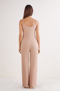 Mono nude de canalé con piernas anchas y tirantes finos ajustables. El diseño trasero sin costuras se centra en un ajuste relajado y una textura suave.