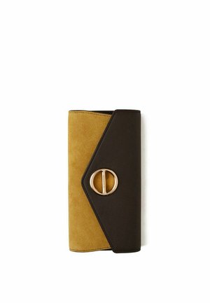 Portafoglio in camoscio giallo senape e piega in pelle marrone scuro, con una chiusura rotonda color oro sulla patta frontale.