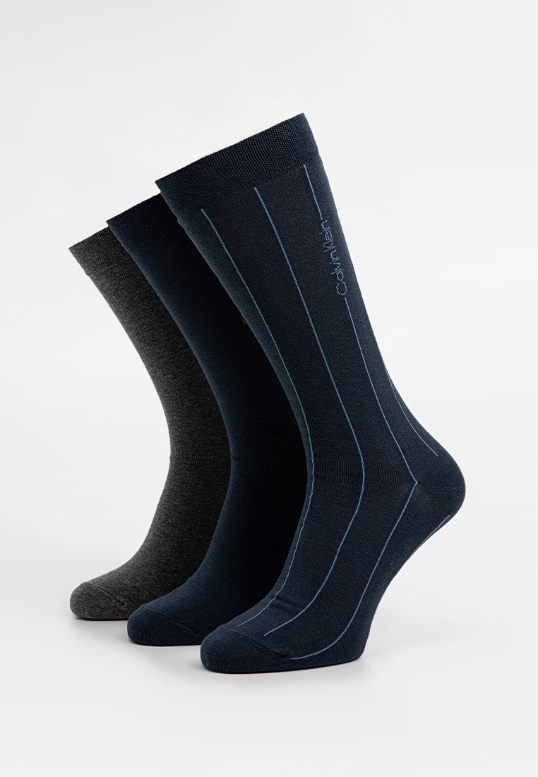 Drei Paare Herren-Crew-Socken in Dunkelgrau, Marineblau und Marine mit hellblauen vertikalen Streifen und Calvin Klein-Logo am Bündchen.