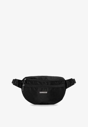 Schwarzer Bauchtasche aus strukturiertem Stoff, ausgestattet mit zwei Reißverschlusstaschen, einem verstellbaren Riemen und einem kleinen Logo-Anhänger auf der Vorderseite.