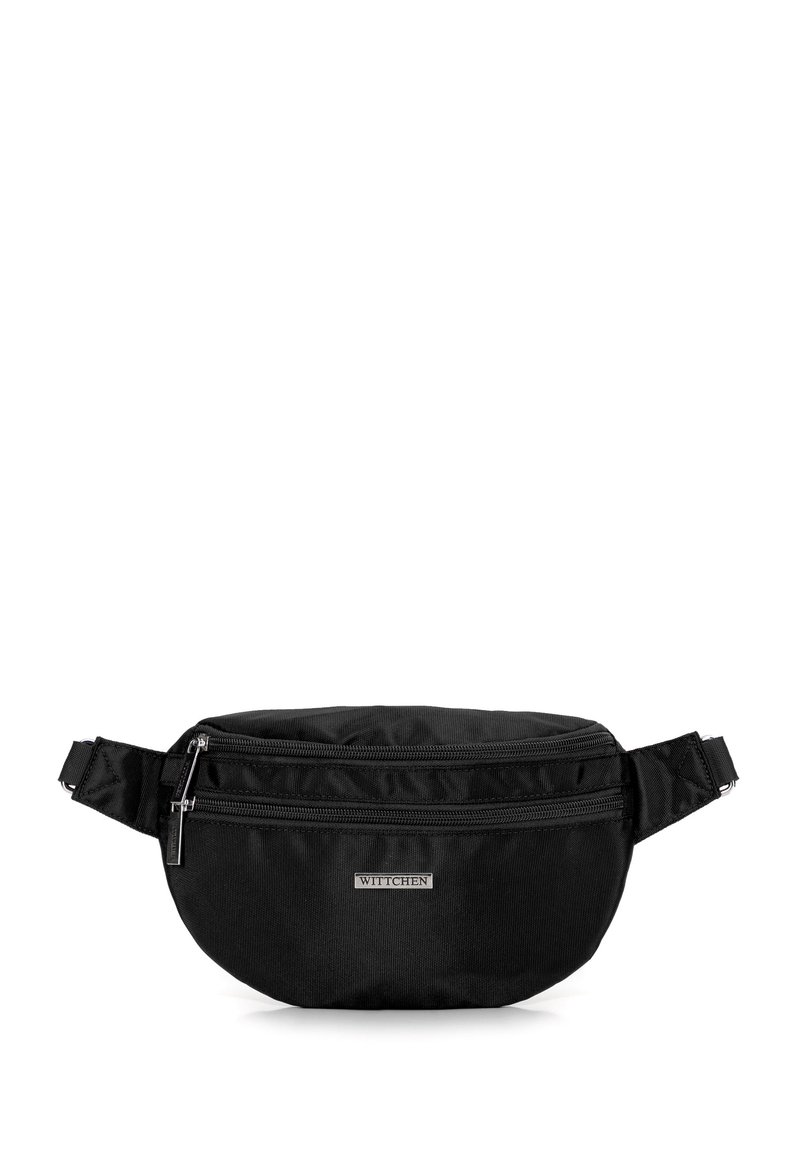 Marsupio nero realizzato in tessuto testurizzato, con due tasche con zip, cintura regolabile e una piccola placca con logo sulla parte anteriore.