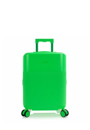 Maleta rígida de color verde brillante con cuatro ruedas giratorias y un asa telescópica extendida, mostrada de frente sobre un fondo blanco.