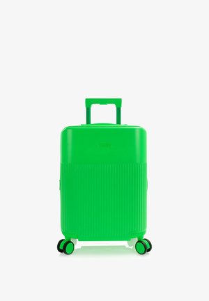 Maleta rígida de color verde brillante con cuatro ruedas giratorias y un asa telescópica extendida, mostrada de frente sobre un fondo blanco.