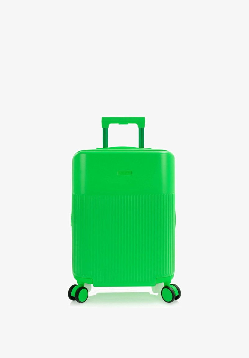 Valise rigide vert vif avec quatre roues pivotantes et poignée télescopique déployée, vue de face sur fond blanc.