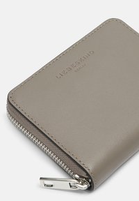 Portafoglio in pelle grigia con finitura texturizzata, dotato di chiusura a zip e hardware in argento, con nome del brand impresso sul davanti.