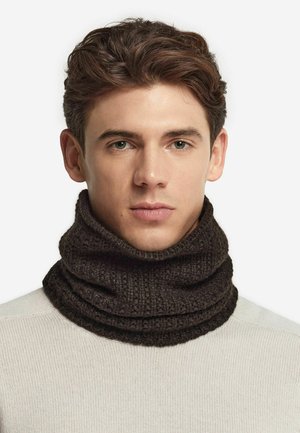 Brązowy dziany komin z teksturowanym wzorem, gładkimi krawędziami i grubym, miękkim materiałem, luźno dopasowany do szyi.
